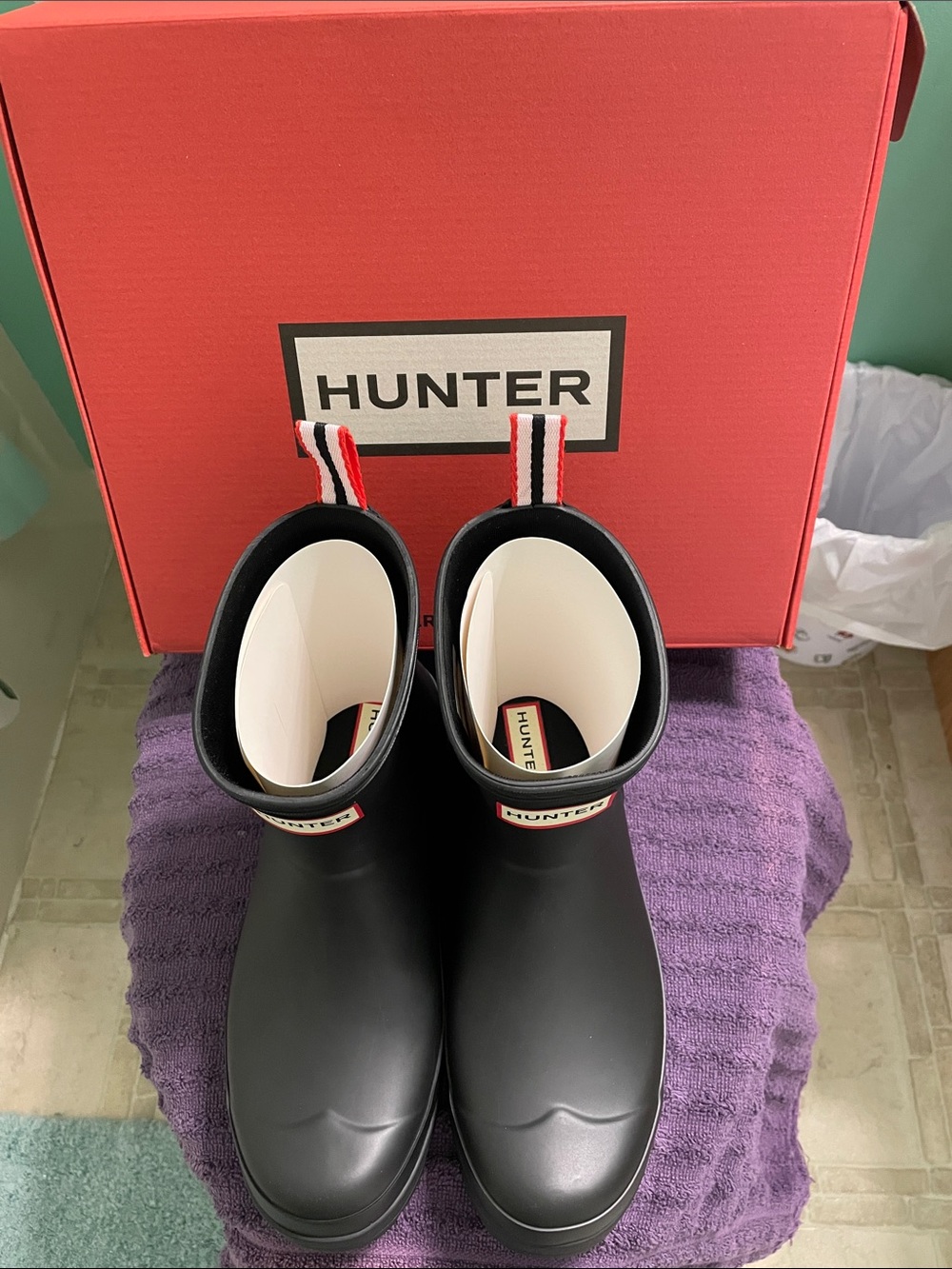 BRAND NEW!!!! Women’s Hunter Black Short Rain Boots with Red Logo/Pull Tabs